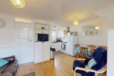Image de Set within the grounds of Tolroy Manor, Strawberry Cottage enjoys use of shared facilities