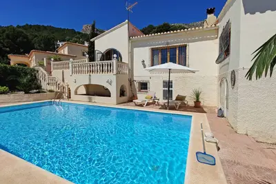 Image de Quietly located, spacious villa with private pool and sea views