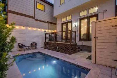 Image de High End In The Center - Mins to Downtown w Pool