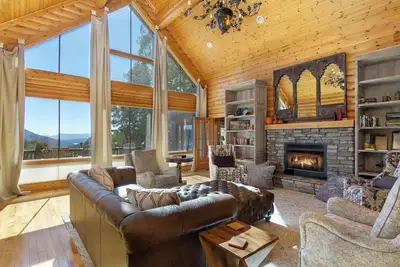 Image de Westover Lodge | Luxury Log Cabin with Breathtaking Panoramic Mountain Views!