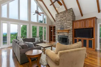 Image de Big Bear Cabin | Game Room, Hot Tub, Fire Pit & Year-Round Views