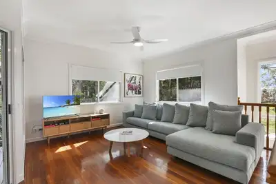 Image de Central Location with Home Beach Views