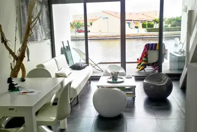 Image de Jolie maison en bord d'étang avec ponton