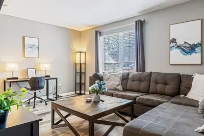 Image de Spacious 2-Bedroom Near Main St by StayLage