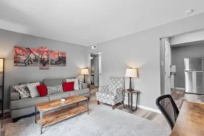 Image de Luxurious 2-Bedroom Abode with Elevated Comforts Near Main Street