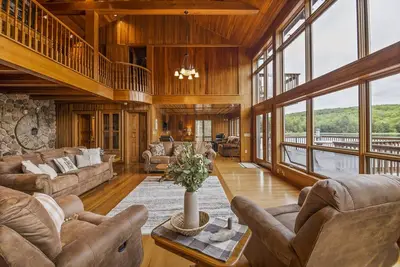 Image de Custom built resort on private lake with kayaks, hiking,