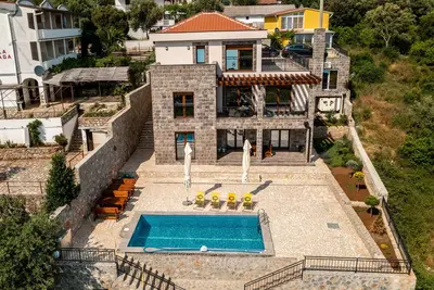 Villa Presidente w\/ Pool and View Over the Horizon