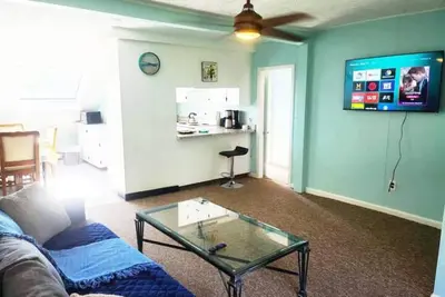 Image de 4 min walk to the beach. A large 3db Apt. Pets Ok. Sleeps 6