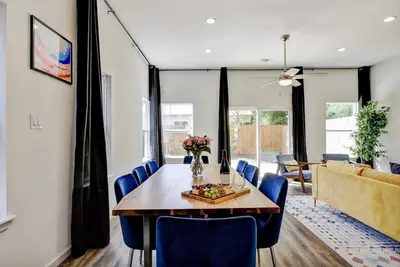 Image de King Bed, Family Stay, Near Riverwalk, Food & Fun!