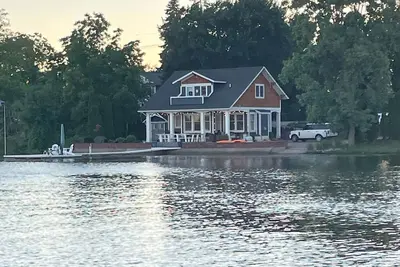 Image de Gorgeous Lakeside Retreat Minutes from Ann Arbor