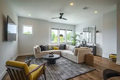 Image de Modern, Sophisticated Home | Centrally located