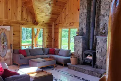 Image de Newly Built Handcrafted Cozy Log Home