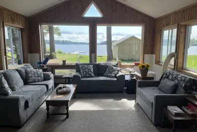 Image de Quaint Family lake cottage w/beach, dock, internet on all sports Crawford Lake