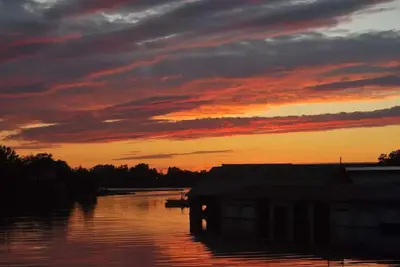 Image de Waterfront Home with dock and a sunset view