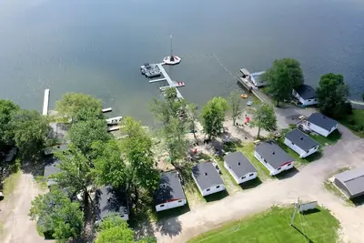 Image de Beautiful Blue Jay Lake front Cottage