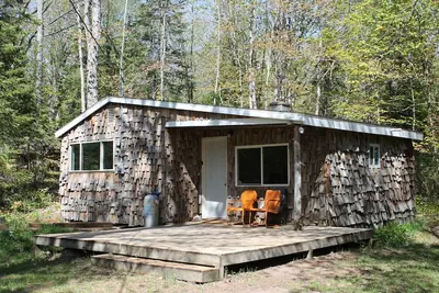Image de The Bungalow. Cedar shake cabin near Mount Bohemia, boat launch, beach. Private