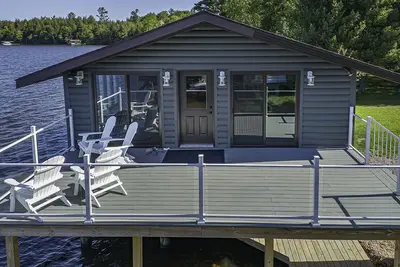 Image de Catfish Lake Boathouse - Facing West/Sandy Frontage, on the water! !