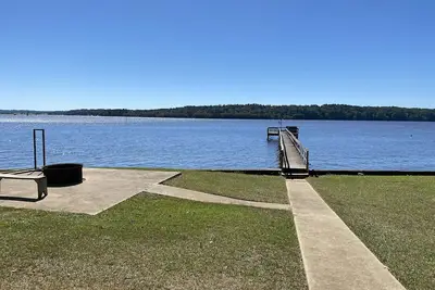 Image de Experience tranquility in this spacious 4- bedroom house on Lake D'Arbonne.
