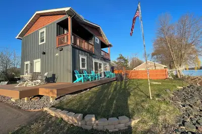 Image de 3 Bed Lake House with Balconies