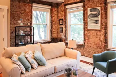 Image de Chic Rustic Loft minutes from Downtown! Short walk to Lynn Stadium and Breweries