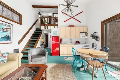 Image de Lakefront Vintage Chalet Surrounded by Lush Forest + Boats, Kayaks, Retro Games