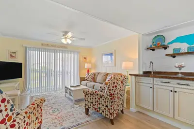 Image de 3 Bedroom Condo just one block from ocean