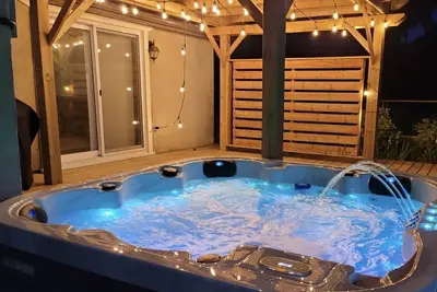Image de Peaceful Luxury in Prince Edward County – Hot Tub, Ev Charger