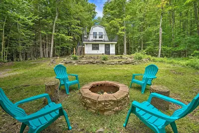 Image de Wilmington Chalet w/ Hot Tub < 8 Mi to Mount Snow!