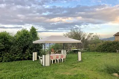 Image de Vues à couper le souffle dans quartier calme entre les champs, des oliviers et des vignobles.