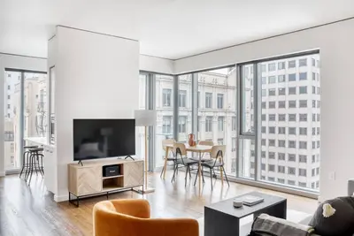 Image de Sleek Downtown 2br w/ Gym, W/D & Bbq, near Dining & Shops, by Blueground