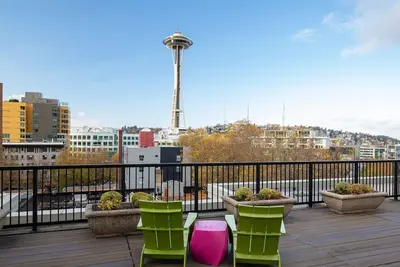 Image de Rooftop Deck w/ Space Needle Views! Walk to Pike Place & Attractions – Boutique Studio w/ Kitchen