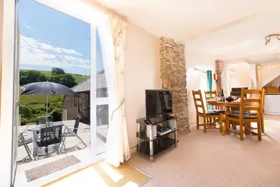 An apartment that sleeps 4 guests  in 2 bedrooms