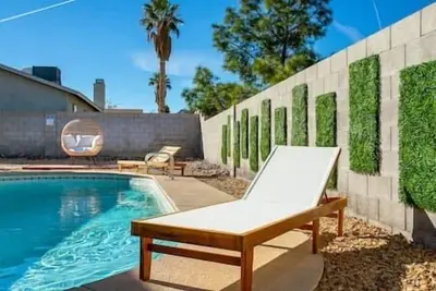 Image de ❤️ Pool Paradise - 4br Stunner w Peaceful Backyard