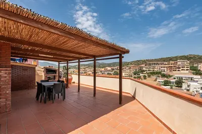 Image de Maison de vacances \"Attico Lussu\" avec vue sur la mer, terrasses et climatisation.