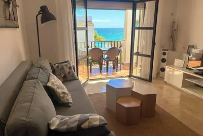 Image de Appartement de vacances 'Résidence Doña Lola Sea' avec vue sur la mer, piscine, terrasse et Wi-Fi.