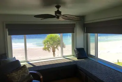 Image de Beach Front Condo with lovely sunset view - B301, Free Boat Dock & WiFi