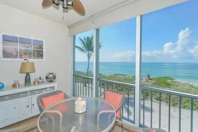 Image de Beachfront Condo, Amazing Sunsets - B210, Free Boat Dock & WiFi