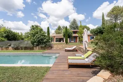 Image de Villa d’exception en Provence – Calme absolu, piscine privée et jardin luxuriant