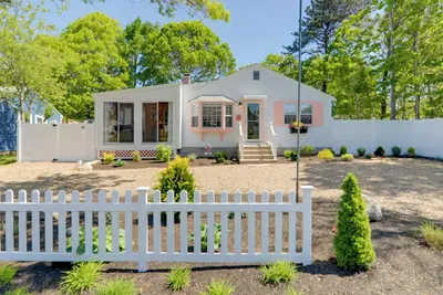 Image de Charming West Yarmouth Home ~ 2 Mi to Beach!