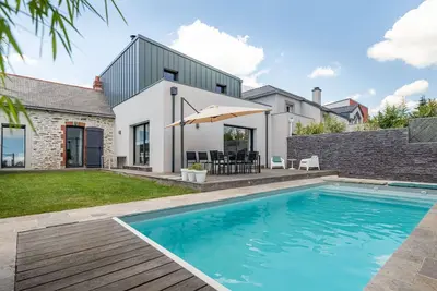 Image de Belle maison familiale, contemporaine avec piscine