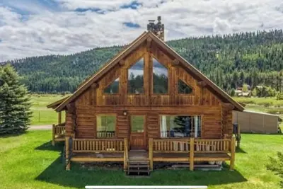 Image de Amazing mountain views, daily wildlife show and a cozy log house for serenity.