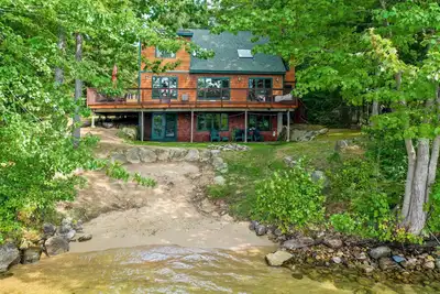 Image de Beautifully Updated Winnipesaukee Lakefront Home Accommodates 12