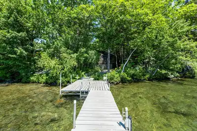 Image de Idyllic remodeled cottage on the shores of Black Cat Island on Winnipesaukee