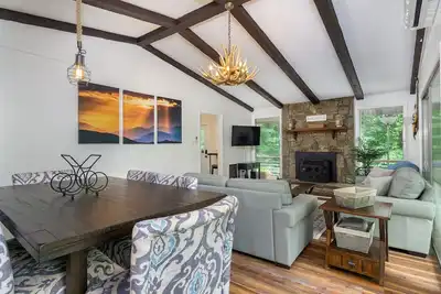 Image de The Sunset Chalet | Pet-friendly, Deck & 5 Minutes to Black Mountain!