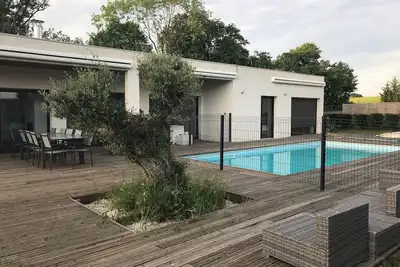 Image de Villa plain-pied super équipée avec piscine chauffée et sécurisée sans voisinage