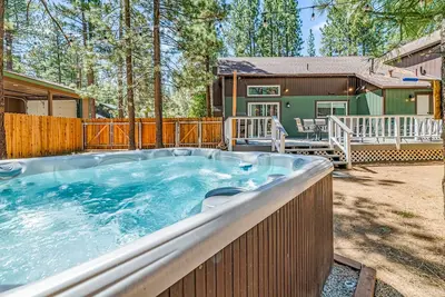 Image de Beautiful rustic abode with private hot tub, Bbq, yard, pool table and more!