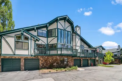 Image de Mountain Condo has King Suite, Soaking Tub, Arcade, Pool and Hot Tub Access!