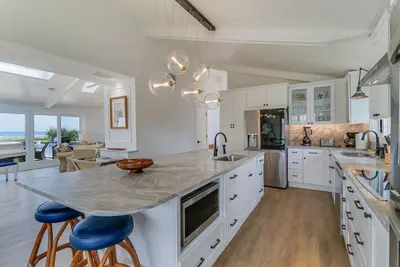Image de Renovated Oceanfront Center Island~ 6 Seater Golf Cart Included