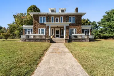 Image de Quiet and Peaceful Century Old Farm House Stunning & Luxurious