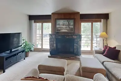 Image de Cozy Condo w\/Fireplace and Deck